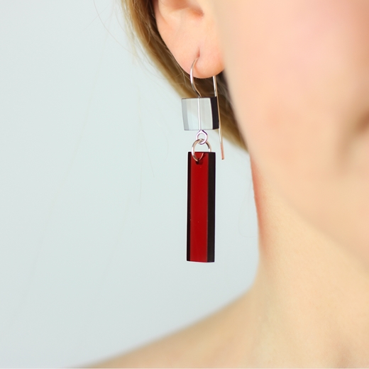 Architect earrings grey and red worn