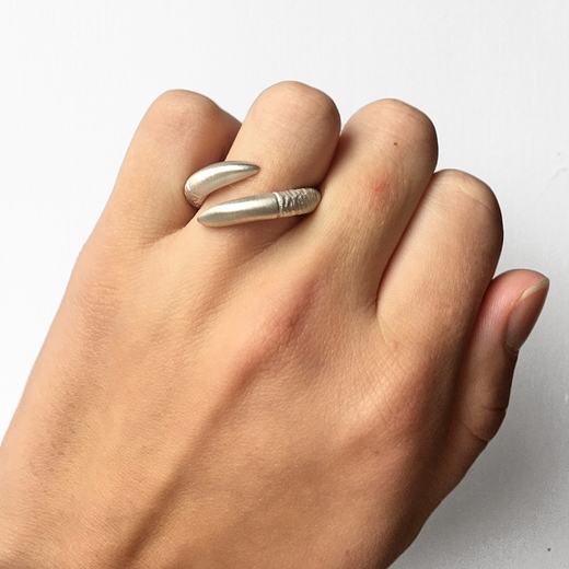 Double point silver spiral ring