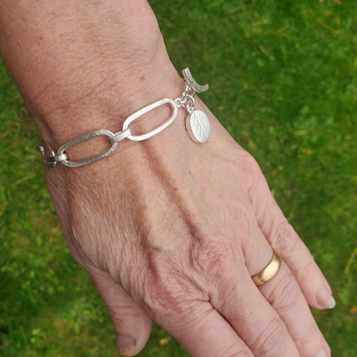 Long oval links bracelet worn