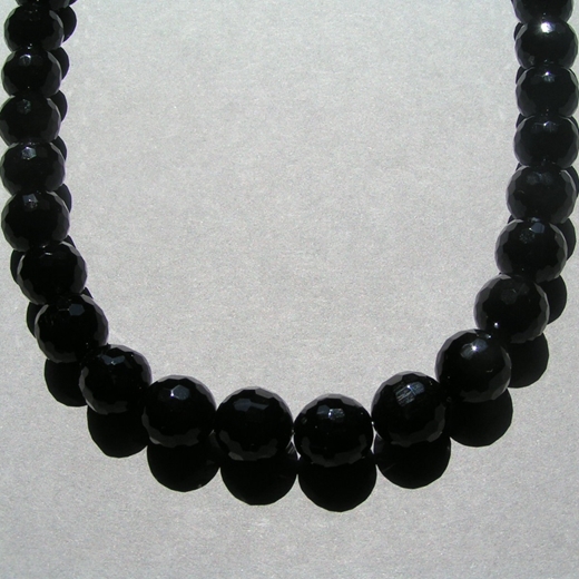 Onyx round necklace - bead detail