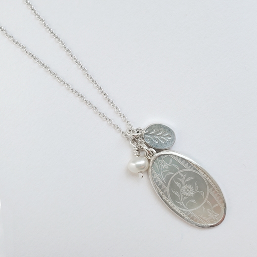 Mother of pearl oval cluster pendant angle