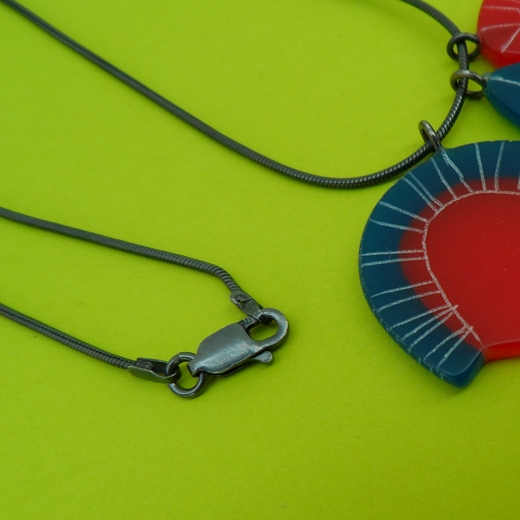 catch detail red and blue pendant