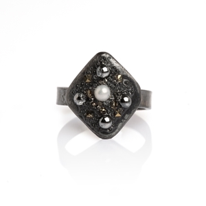 Volcanic treasure pearl square ring