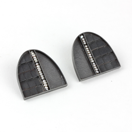 Arch roof earrings with pearls - side