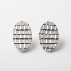 Oval silver roof earrings by Mariko Sumioka