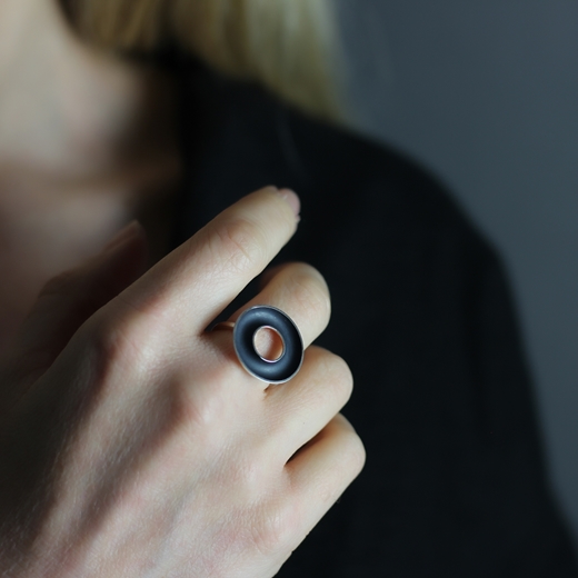 Medium concave torus ring black - worn