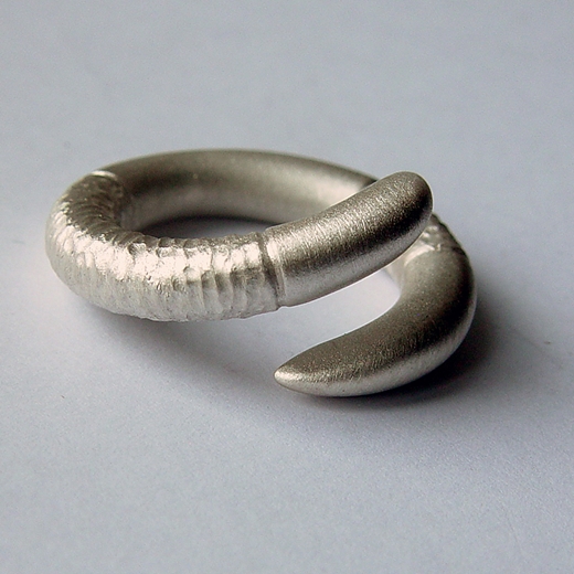 Double point silver spiral ring