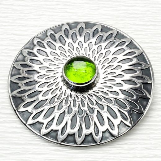 flower pattern brooch, peridot, 8