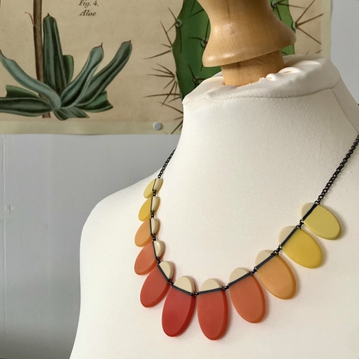 Colour fade necklace (mannequin)