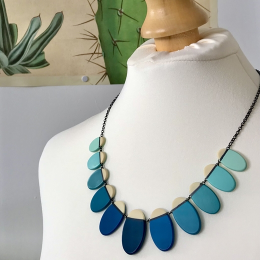 Colour fade necklace (mannequin)