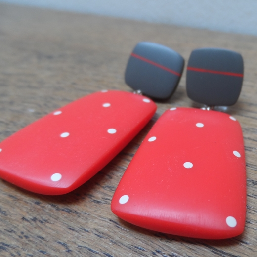detail red rectangle earrings
