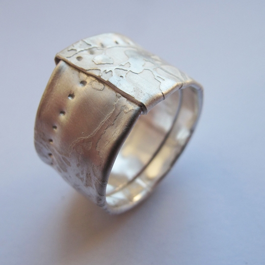 Narrow wrapped ring