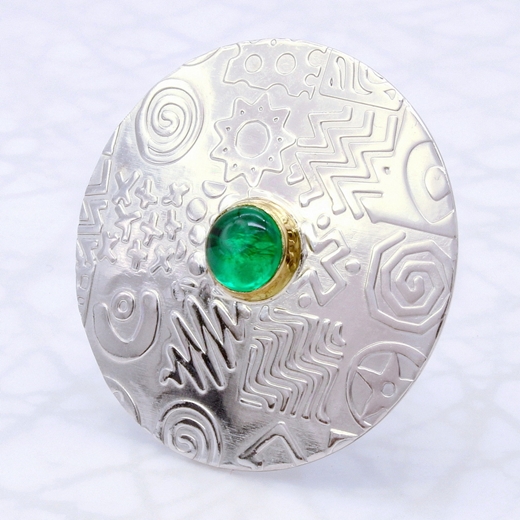 Round brooch, green spinel