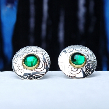 Round ear studs, green spinel 1