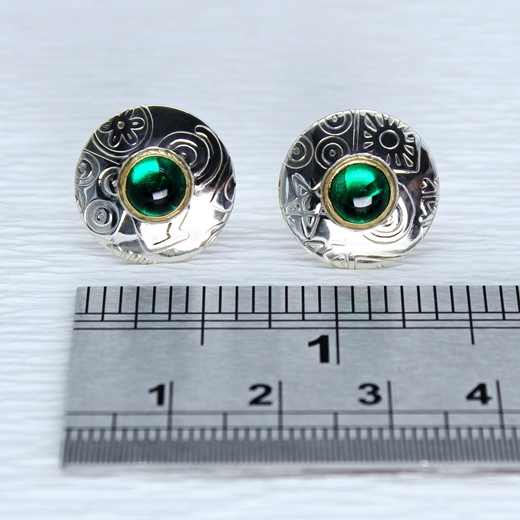 Round ear studs, green spinel 3