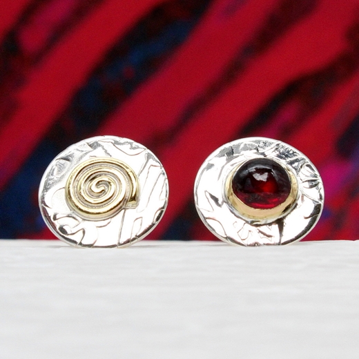 Swirl disc ear studs, garnet